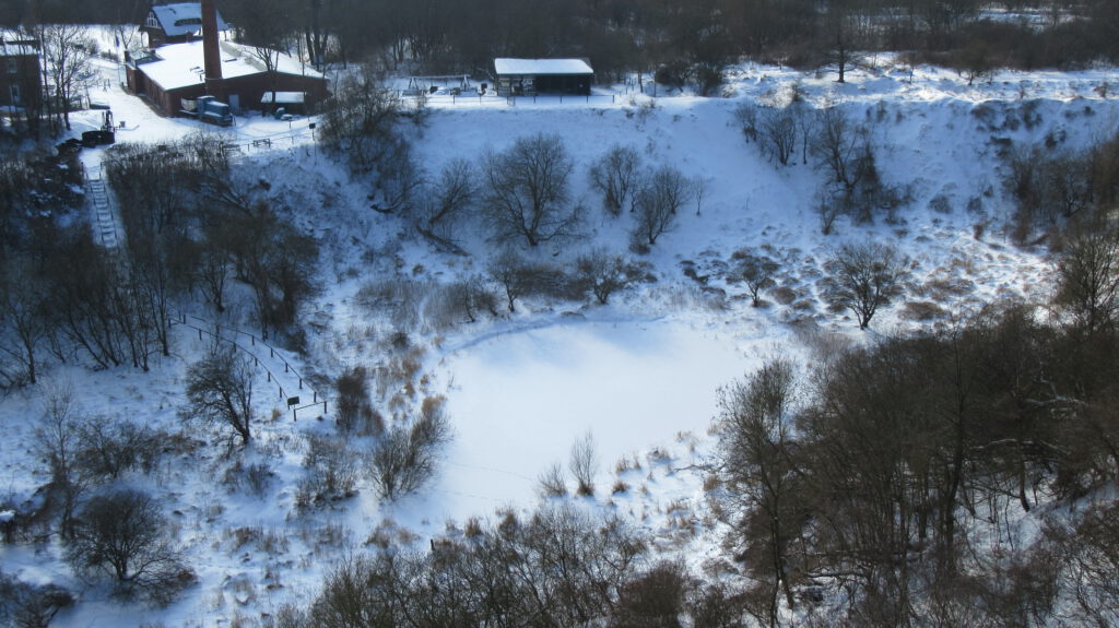 Blick vom Kleinen Königsstuhl auf das Museumsgelände im Winter