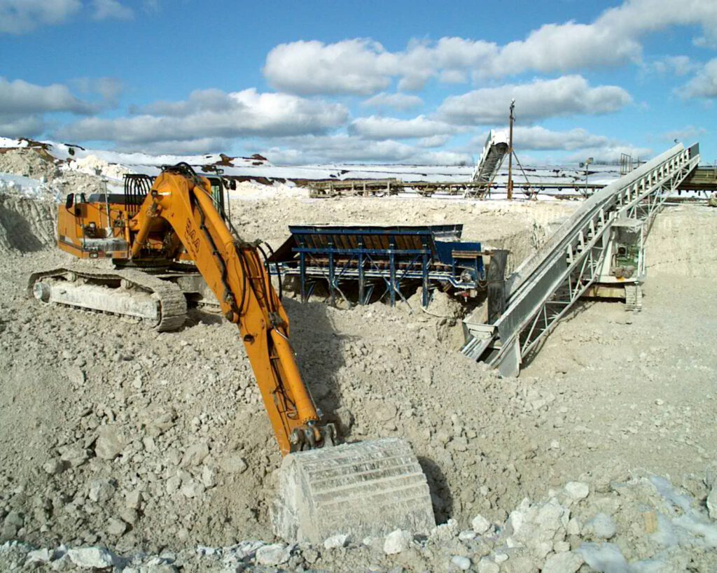 Abbau mit Tieflöffelbagger im Tagebau Promoisel