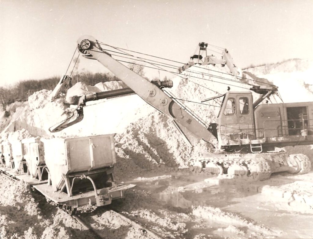 Löffelbagger beim Laden im Tagebau Wittenfelde